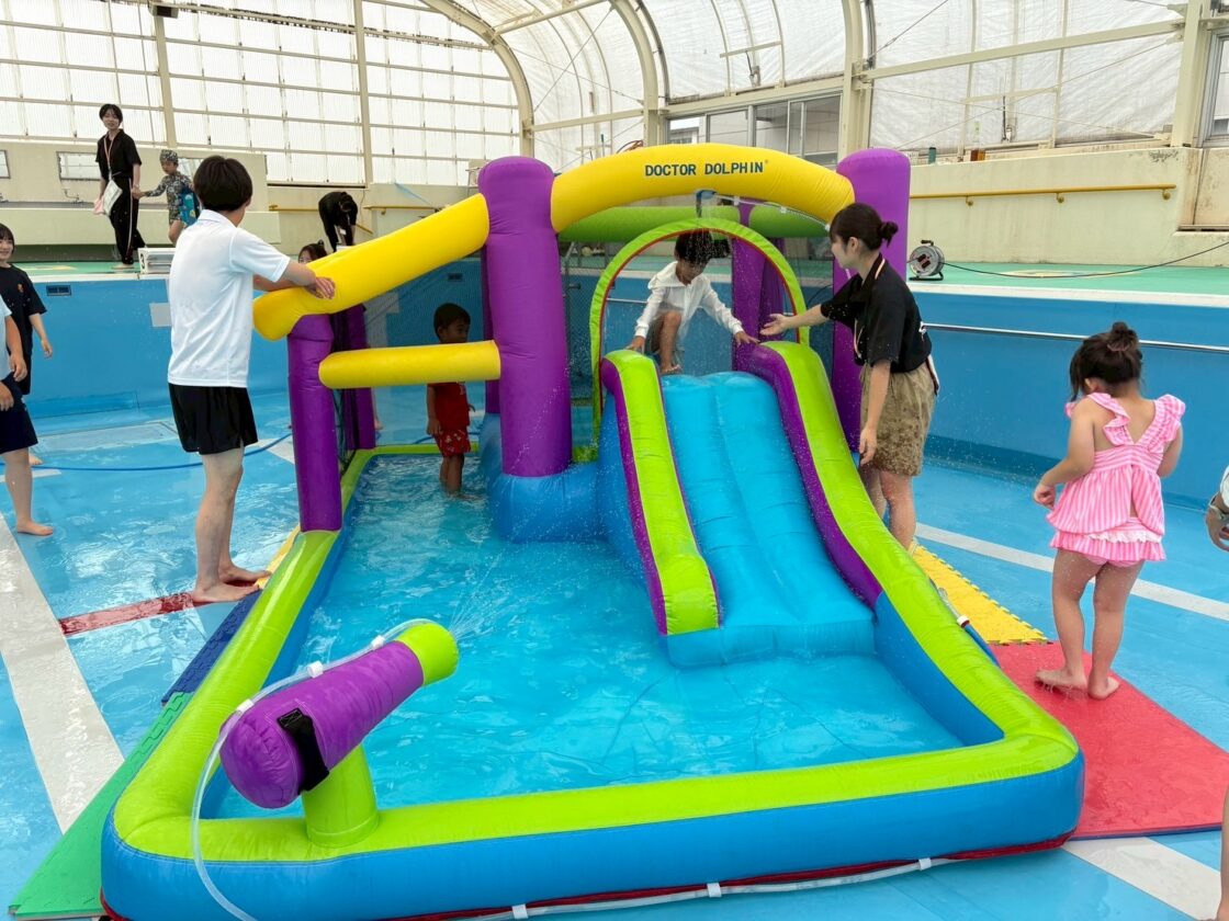 プール遊びに夢中になる幼稚園ブロック