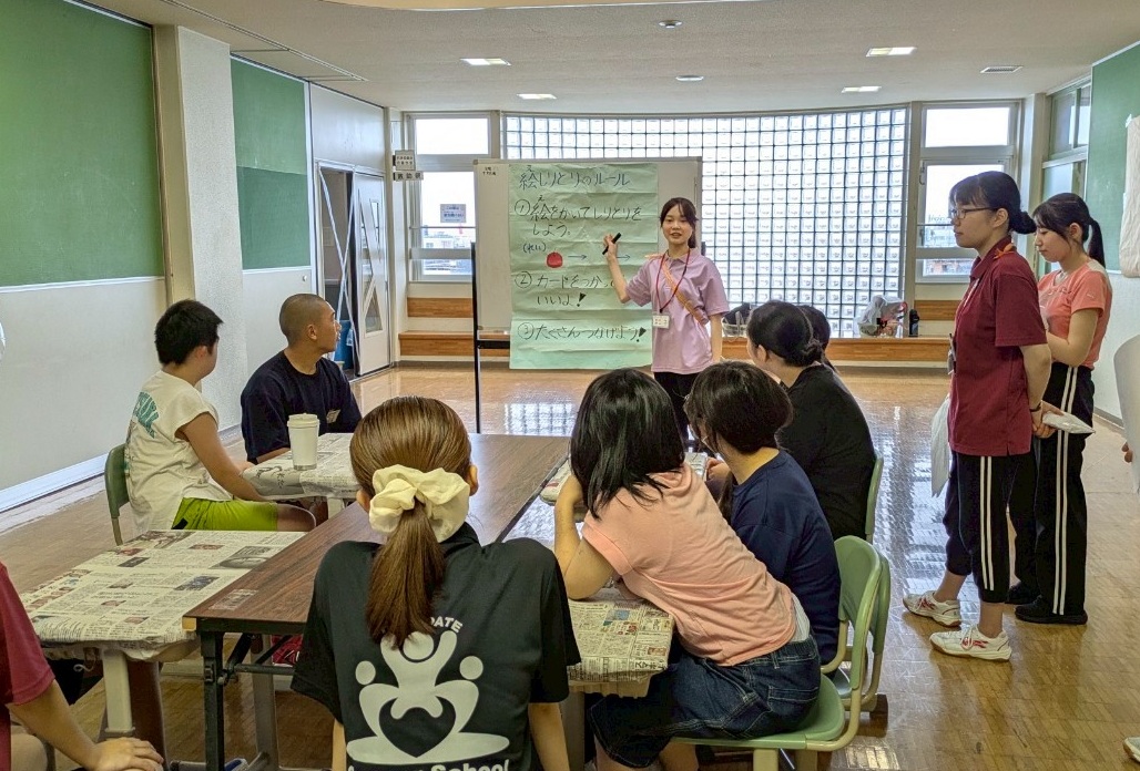 チーフの話を真剣に聞く中高生