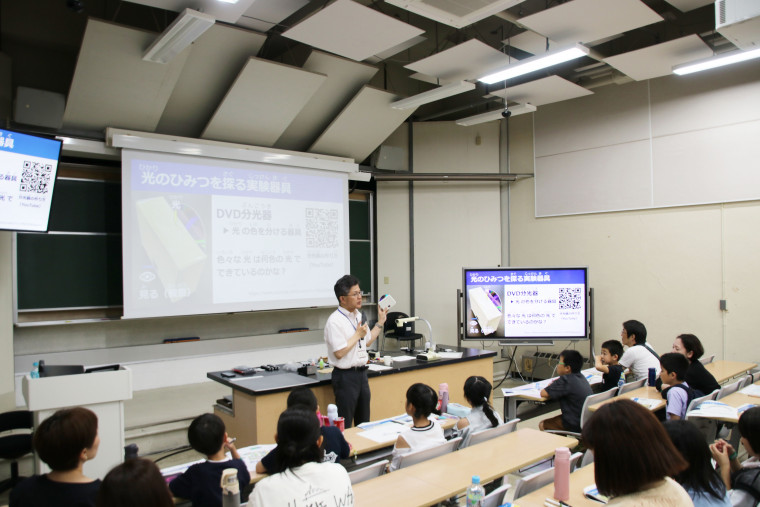田口学長による講義「光のひみつを探れ-物の色の不思議-」