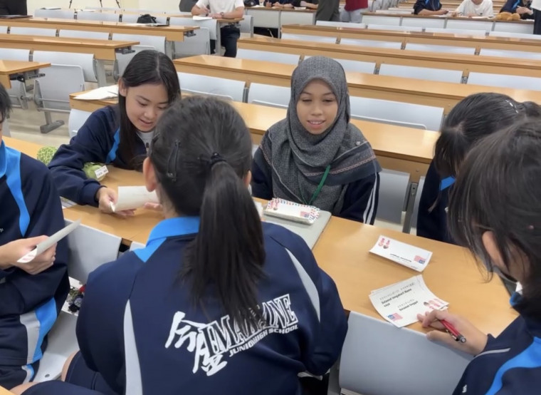 言語グループに分かれての活動の様子