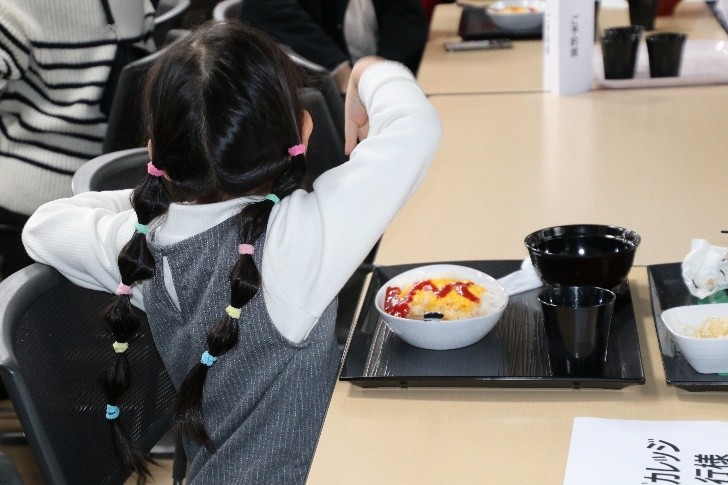 食堂でランチを楽しむ児童