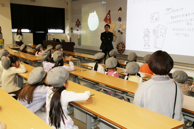 講義を受ける児童