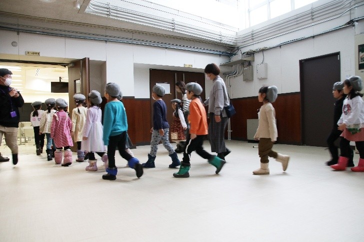 大学内を見学する児童